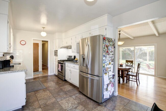 Building Photo - Great Central Davis 3 bedroom 2 bath home