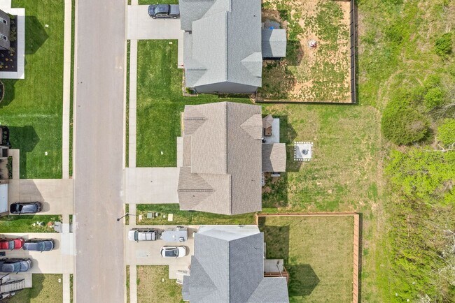 Building Photo - Modern 6-Bedroom Home with Open Layout & S...