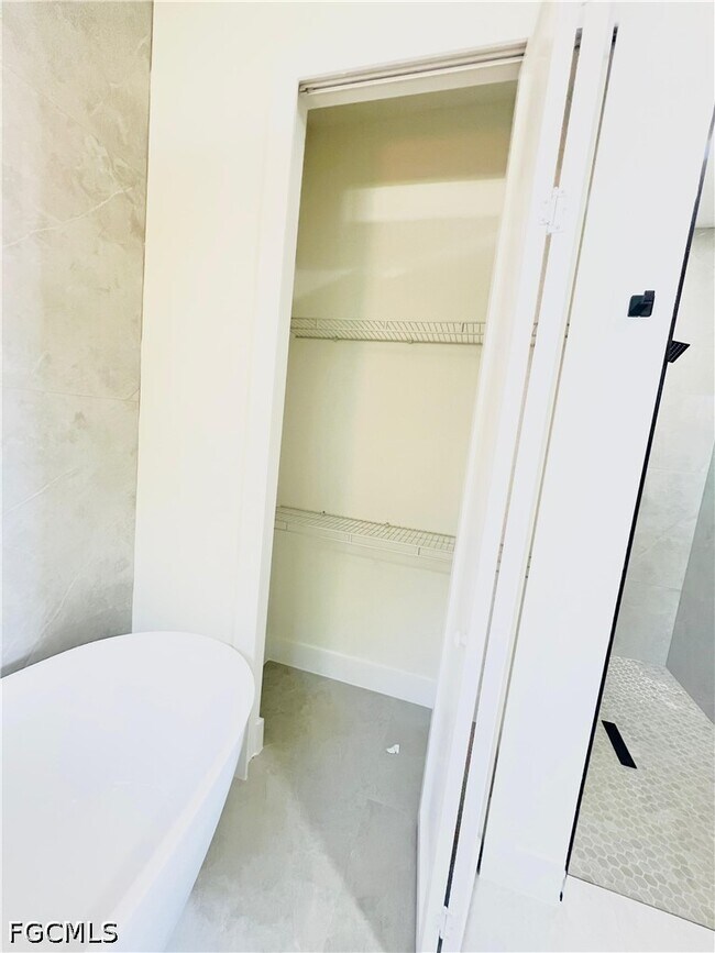 Building Photo - 1422 NE 20th St