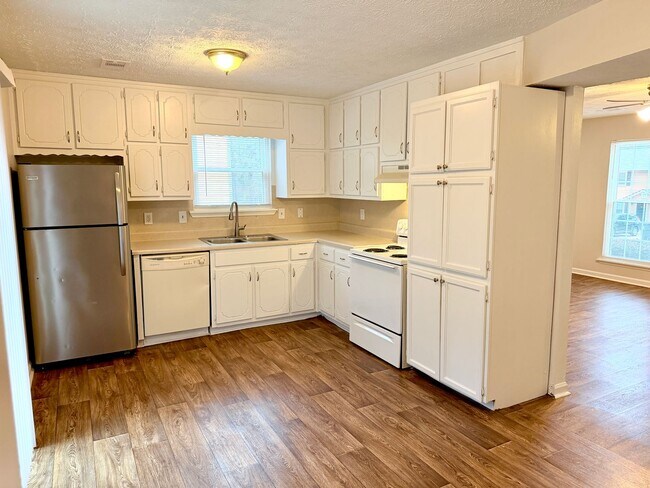 Building Photo - Welcome to this stylish and contemporary 2-bedroom, 1.5-bathroom corner townhome in Stockbridge!