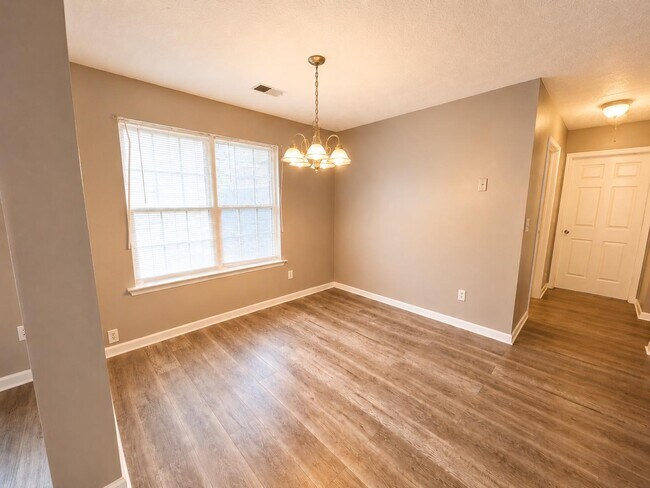 Building Photo - 1109 W Slaton Ave