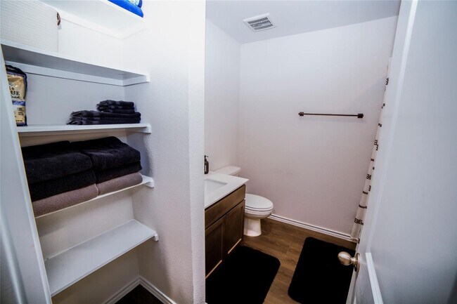 Building Photo - 103 Whirlway Ln