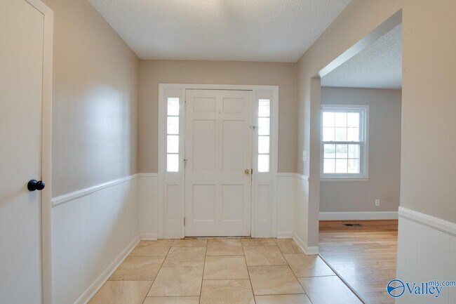 Building Photo - 2107 Edinburgh Dr SW