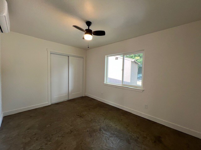 Building Photo - 205 W 20th St