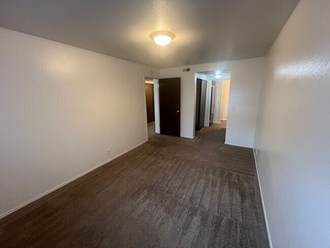 Building Photo - Spacious 2 bed/2 bath in Millcreek-**Move in Special-1/2 off first month**
