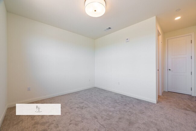 Building Photo - Whitmore Villas 170
