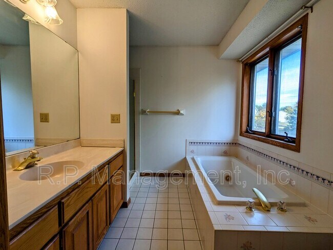 Building Photo - 12069 Wedgewood Dr NW