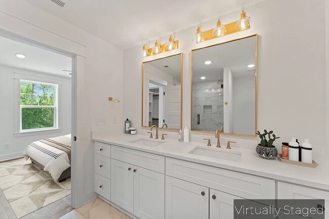 Building Photo - 2033 Maple Vw Ln