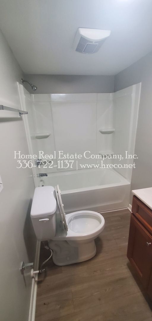 Building Photo - 829 W. Seventh Street Apt #4