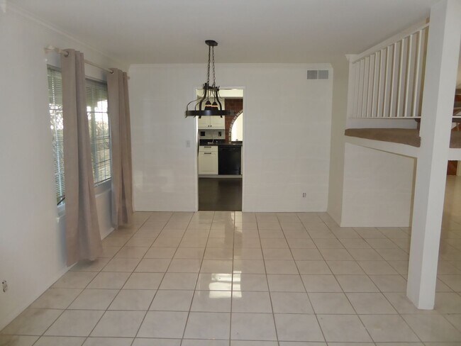 Building Photo - 3 Bedroom Pool Home in Canyon Country!