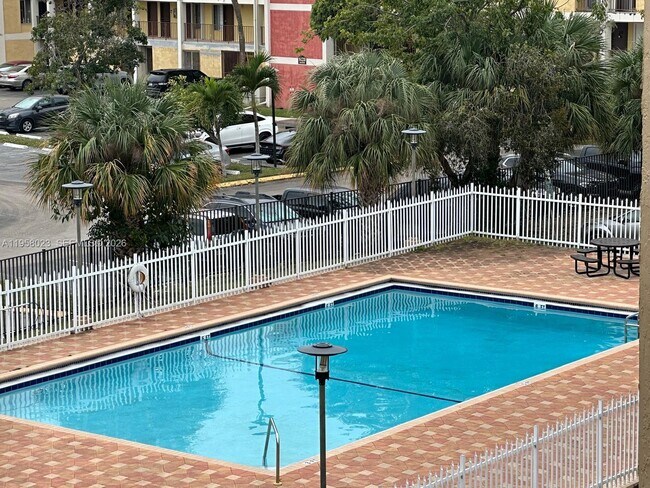 Building Photo - 9120 Fontainebleau Blvd