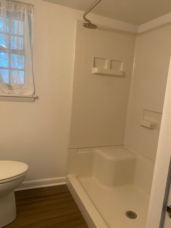 Building Photo - 3 bedrooms 2 baths, Split Level in the loc...