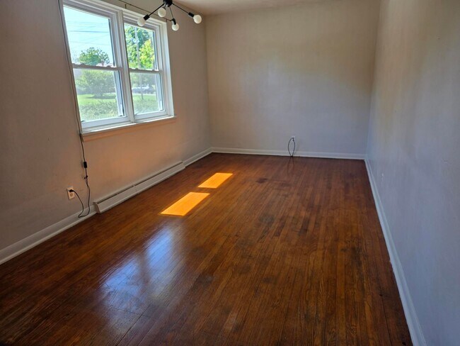 Building Photo - 947 S Heltman Ave