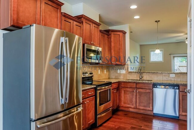 Building Photo - Townhome | Washer /Dryer Included | Enclos...