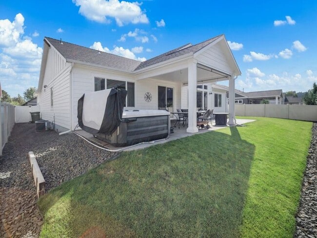 Building Photo - Fully Furnished Luxury 3-Bed, 2-Bath Home ...