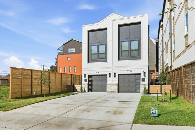 Building Photo - 712 Delano St