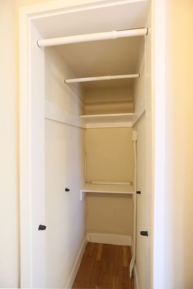 Building Photo - Renovated studio in Central Richmond, H/W Floors, Shared Laundry (494 27th Avenue #4)