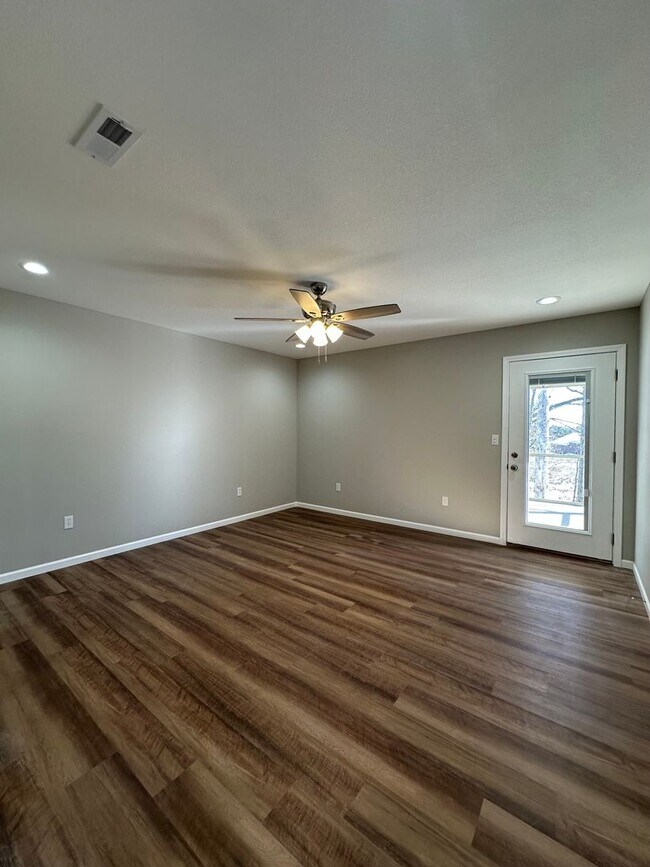 Building Photo - 1121-MF4-E