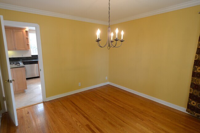 Building Photo - 1060 Ridgeley Dr