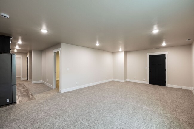 Building Photo - 715 Pine Ridge Ln