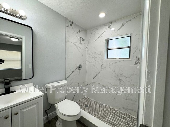 Building Photo - 440 S Hill Ave