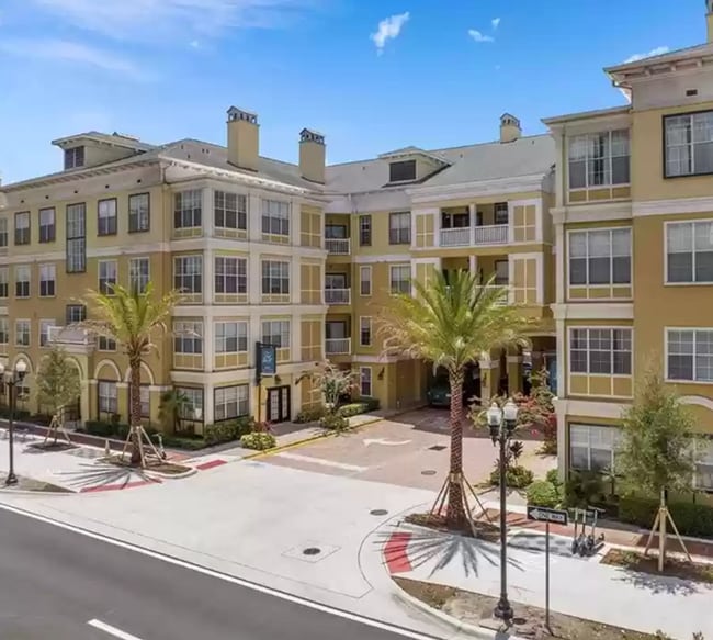 Building Photo - Beautiful large studio, private balcony overlooking pool!