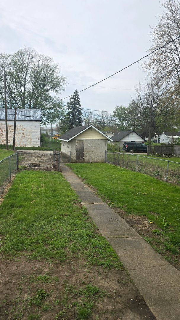 Building Photo - Three Bedroom - large upper bedroom!