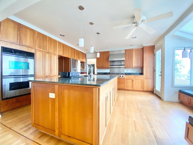 Building Photo - Gorgeous Lakeview Home for rent