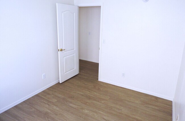 Building Photo - 3+2 Stylish, Move-In Ready Home with New Flooring and Fresh Interior