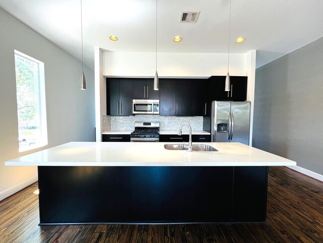 Building Photo - 1524 Blodgett St