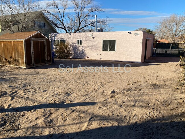 Building Photo - 3 Bed, 1 Bath Family Home Near UNM and the...