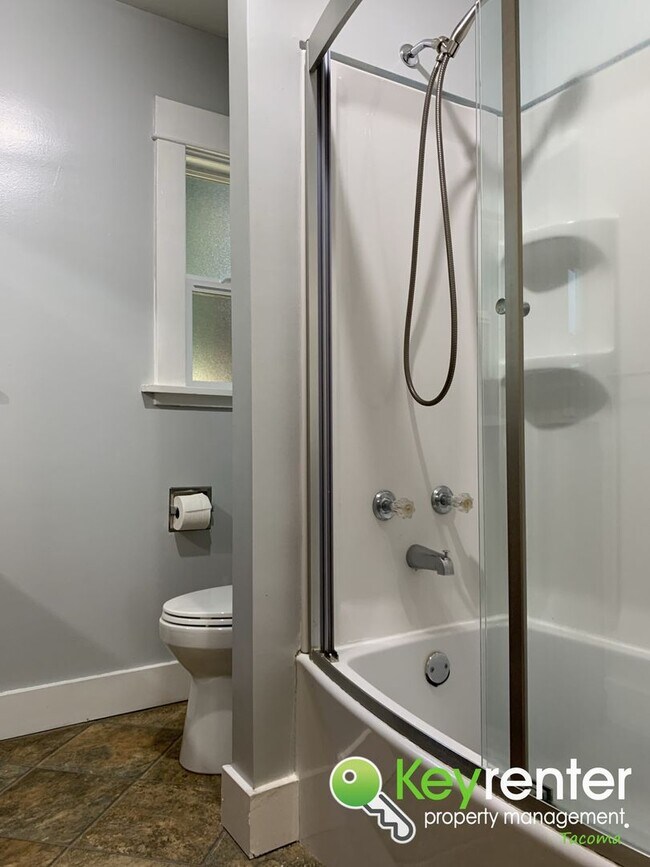 Building Photo - Charming Tacoma Craftsman House!