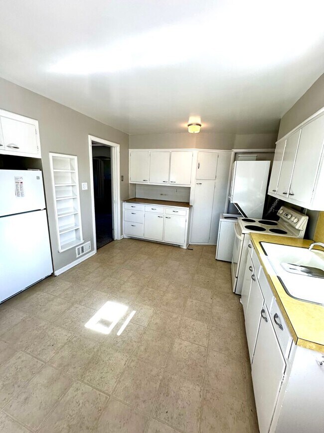 Building Photo - Charming 2 bedroom on Uintah
