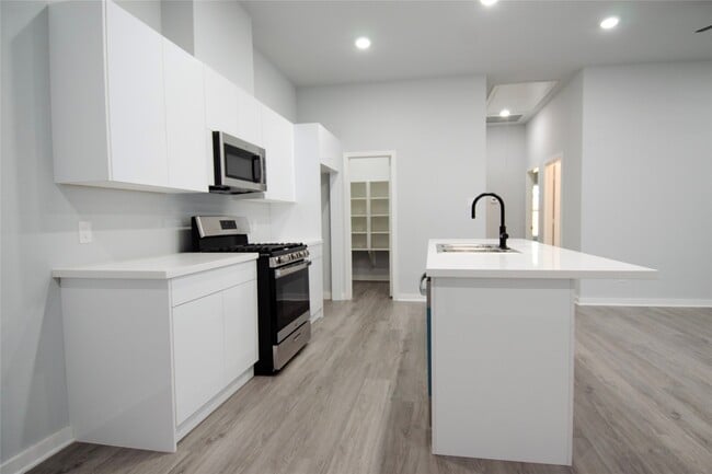 Building Photo - 2830 Mansfield St