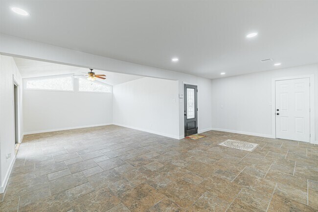 Building Photo - 10055 Larston St