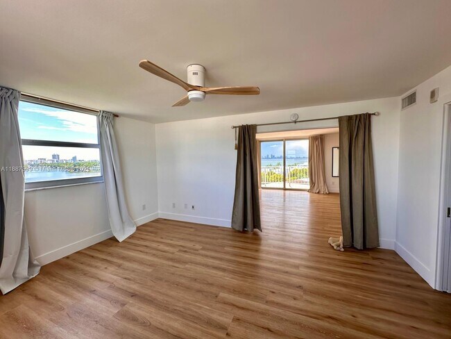 Building Photo - 6900 Bay Dr