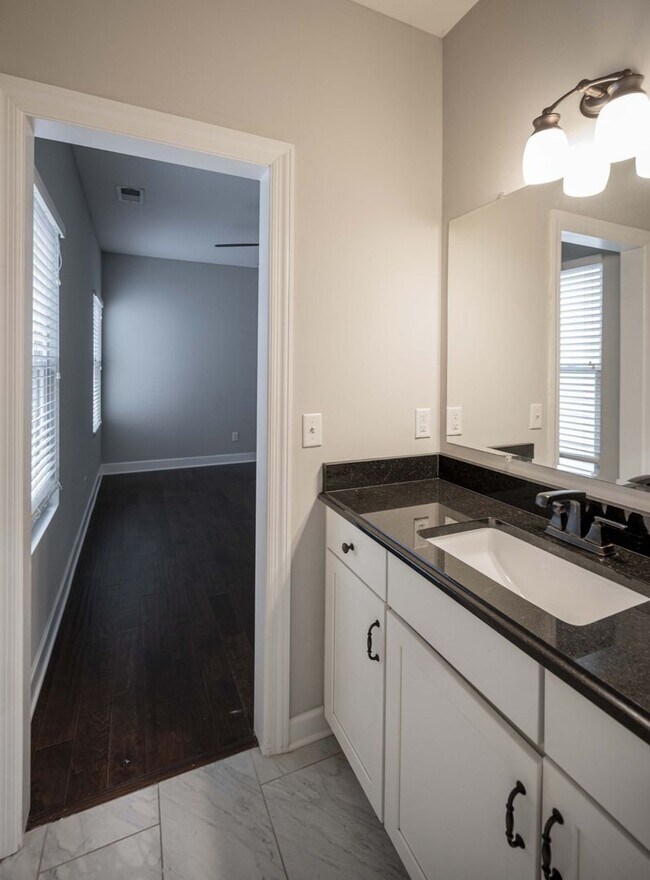 Building Photo - 4 Bedroom 2.5 Bathroom Home