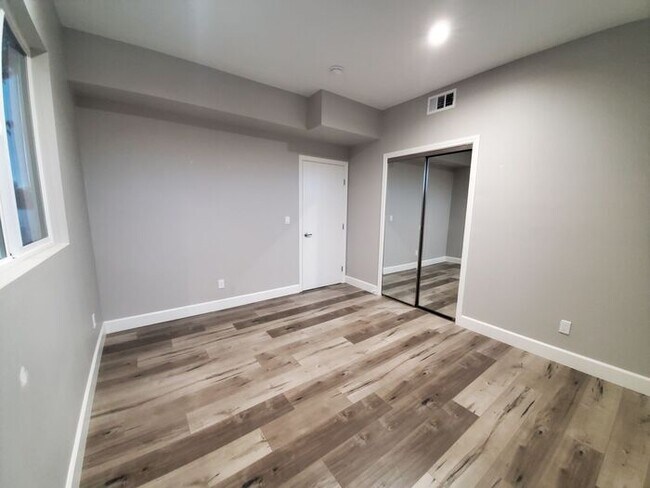 Building Photo - 4 bed 3 bath condo unit