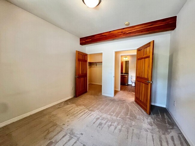Building Photo - 5220 Boardwalk Dr