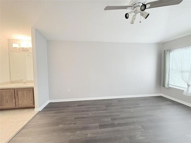 Building Photo - 1976 The Oaks Blvd