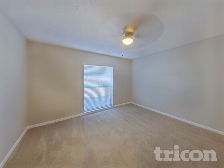 Building Photo - 1101 Seffner Valrico Rd