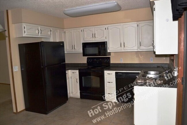 Building Photo - West Gate Area | Home | Unfurnished