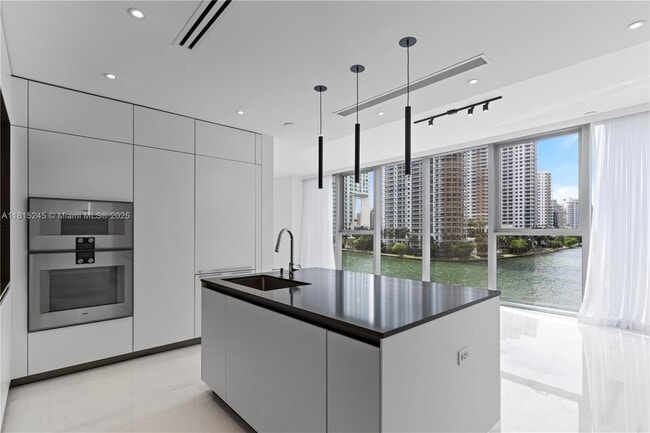 Building Photo - 300 Biscayne Blvd Way