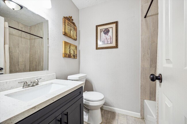 Building Photo - 5013 Valleyview Dr