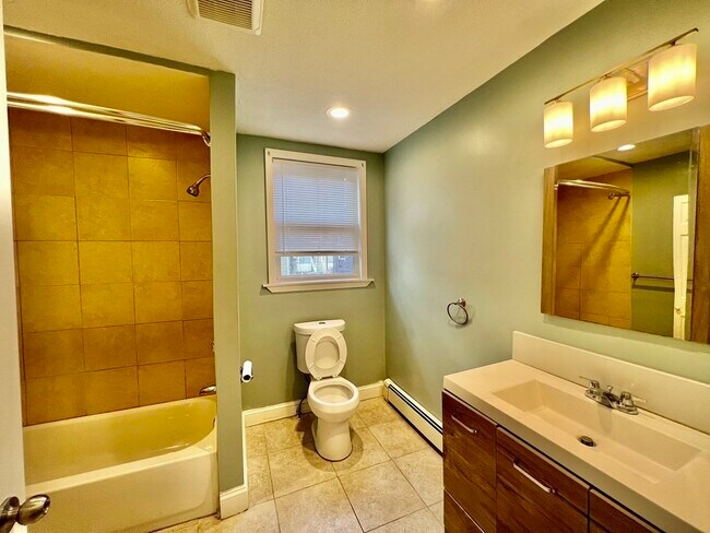 Building Photo - 36 Spencer St