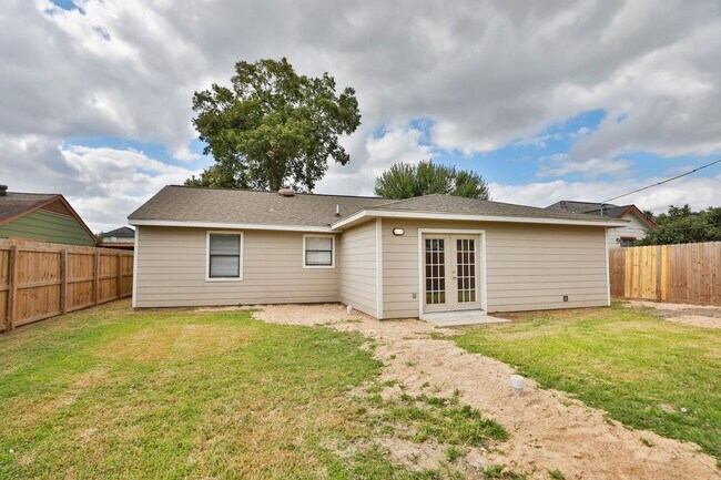 Building Photo - New Year. New Keys! Spacious 4 Bed / 2 Bath in Channelview - Move In Ready