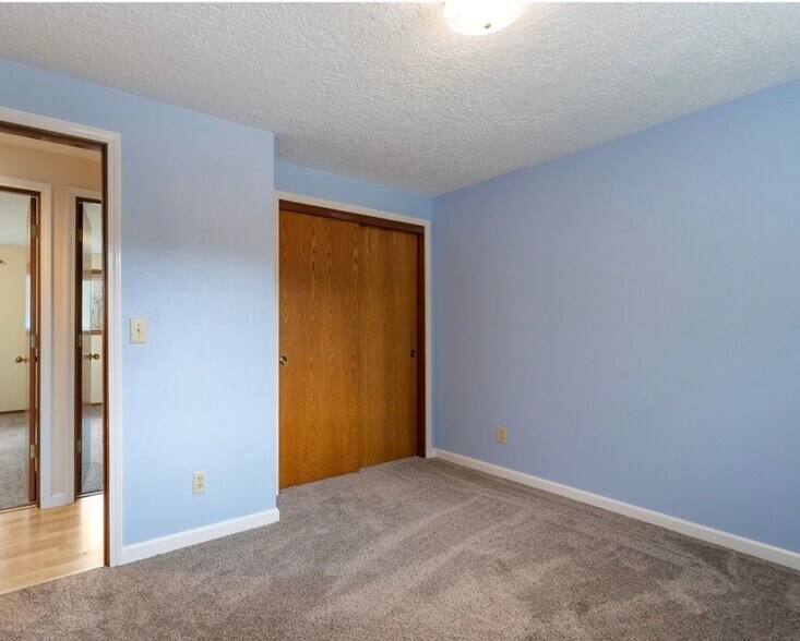Primary Bedroom - 1233 Nehalem Ave