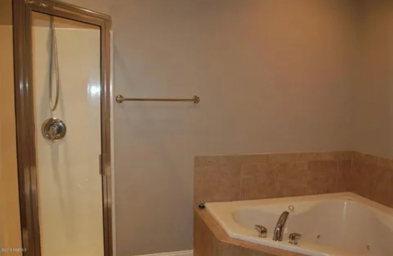 Building Photo - 8 Lagaree Ct