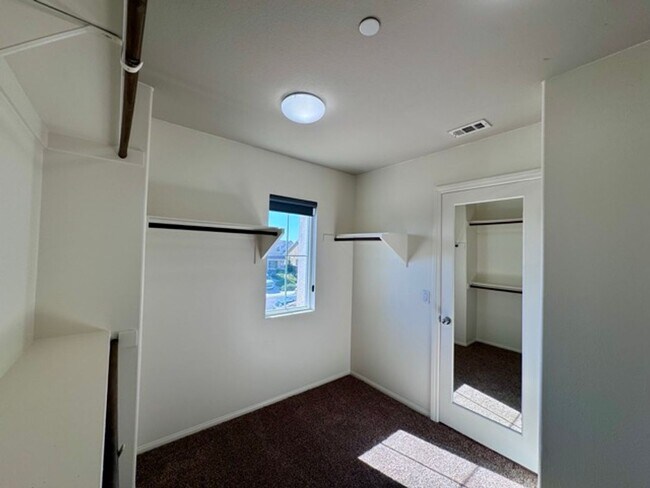 Building Photo - MOVE IN SPECIAL!! Move in on or before Oct...