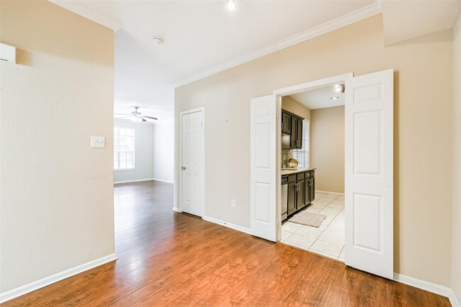Building Photo - 2255 Braeswood Park Dr